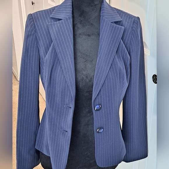 Liz Claibourne Pin Stripe Jacket  Size  4P - Picture 2 of 4